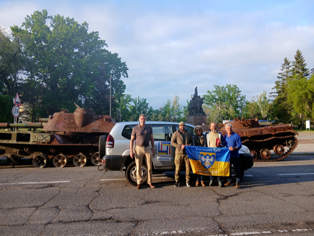 Remise du 13ème véhicule offert au soldat ukrainien Oleksandr